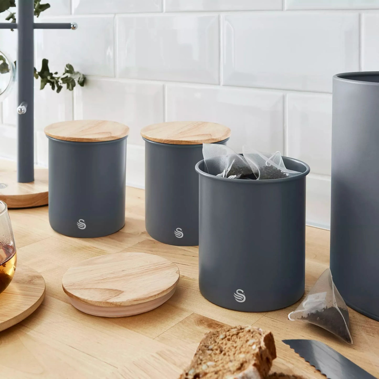 Swan Swan Nordic Kettle, 4 Slice Toaster, Bread Bin & Canisters Kitchen Set (Grey)
