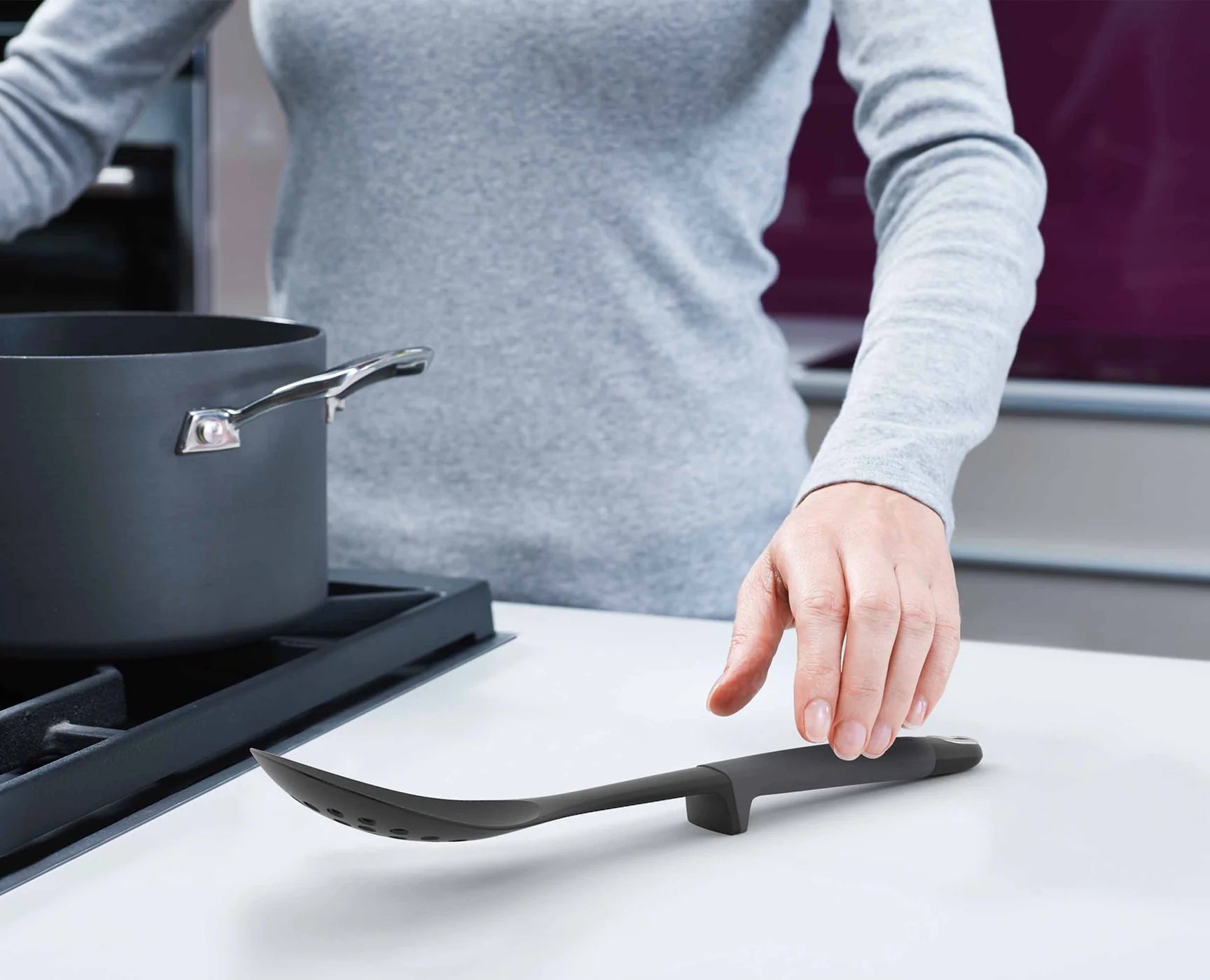 Flat cooking spatula in dark gray with ergonomic handle