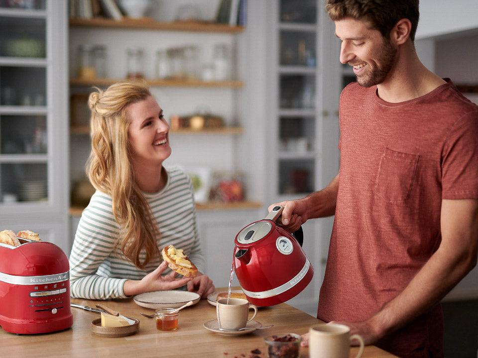 https://images.ctfassets.net/0e6jqcgsrcye/3b8Kj0pjl8DhfW314P5IHS/3faccf721d886fae02a3fd33cd8b19a4/Breakfast-kettle-1-5L-artisan-red-empire-set-couple-sharing-tea.jpg