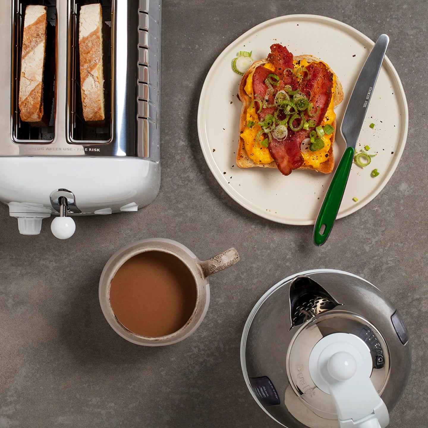 White kettle and toaster set with two bread slices in the toaster