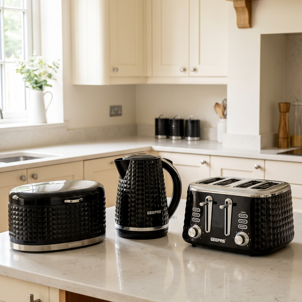 Geepas GEEPAS Argyle Kettle, 4 Slice Toaster, Bread Bin & Canisters Kitchen Set (Black)