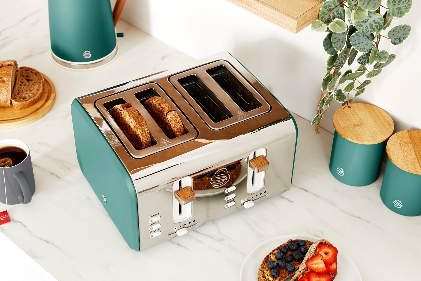 Swan Nordic 4 Slice Toaster with Wood Effect Accents ST14620GREN (Green)